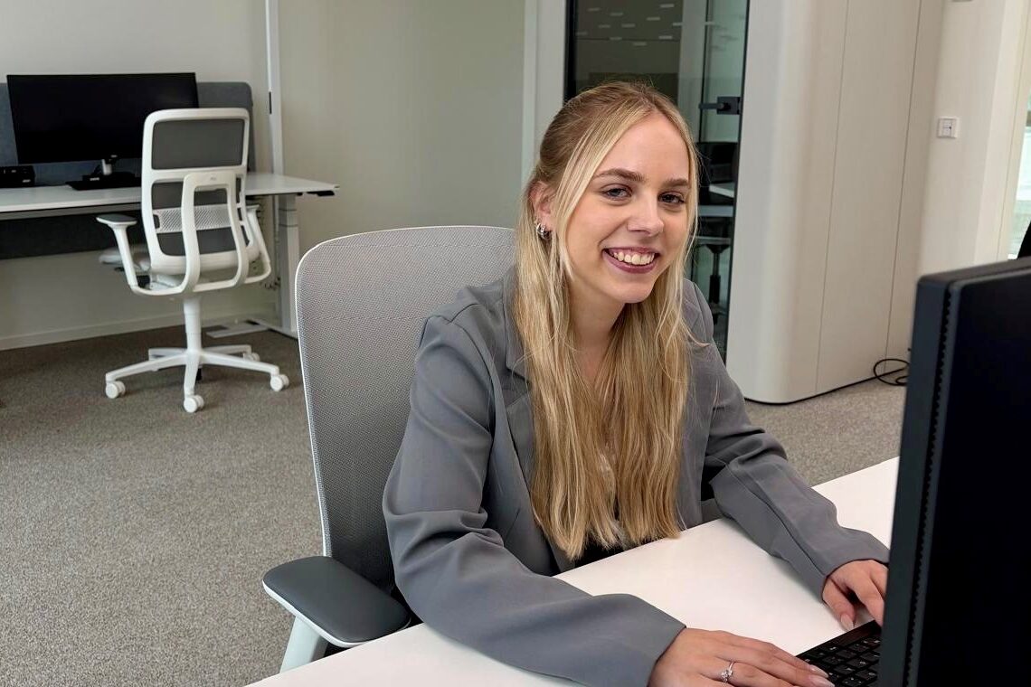 Michelle am Schreibtisch in der Sparkasse
