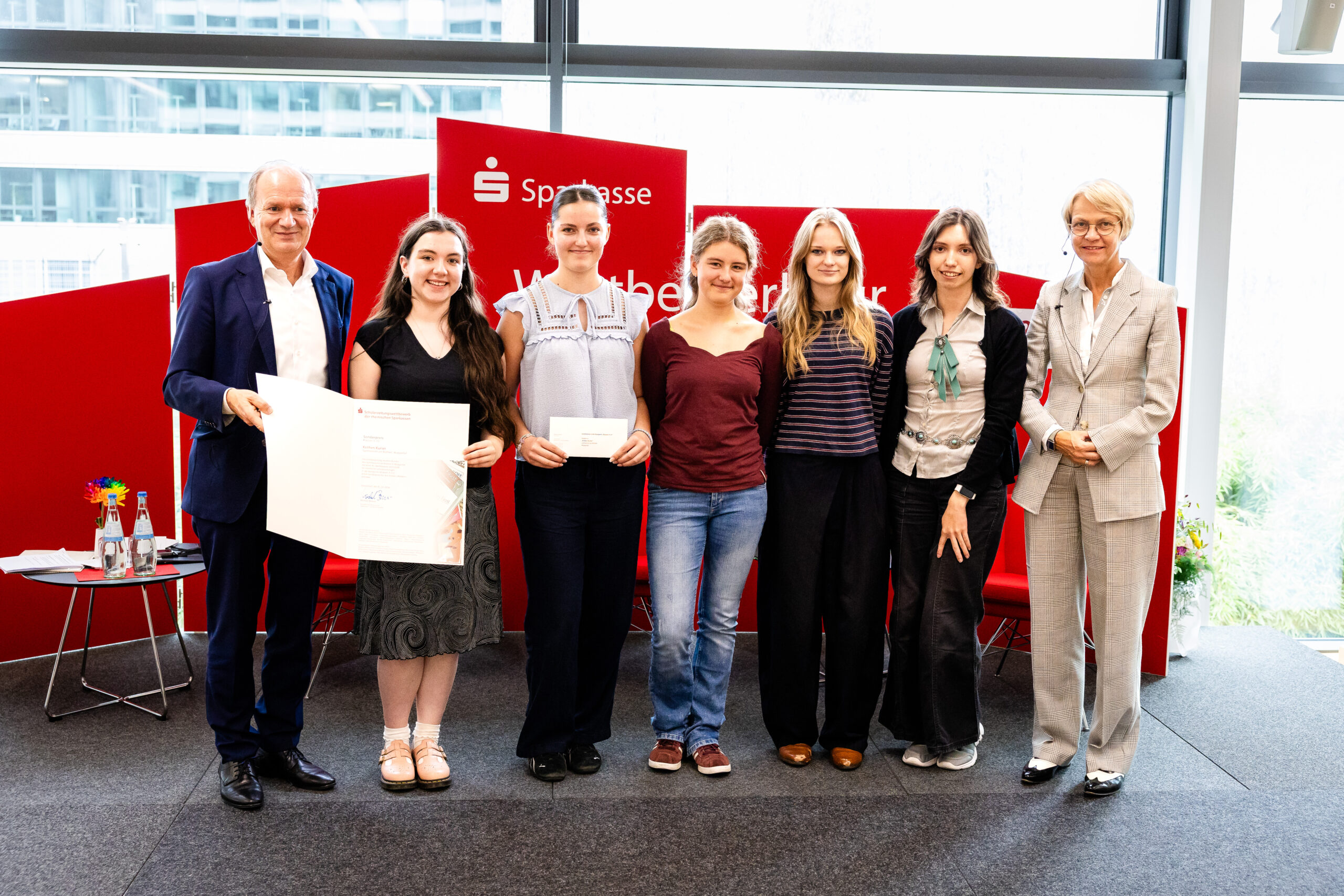 Michael Breuer und Dorothee Feller mit der Gewinner-Redaktion Kothen-Kurier vom Sonderpreis im Hauptwettbewerb