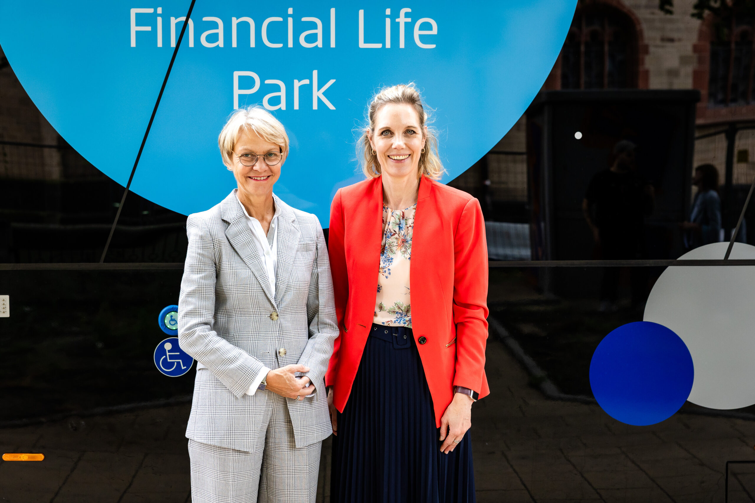 Dorothee Feller und Barbara Müller vor dem FLiP2Go-Bus
