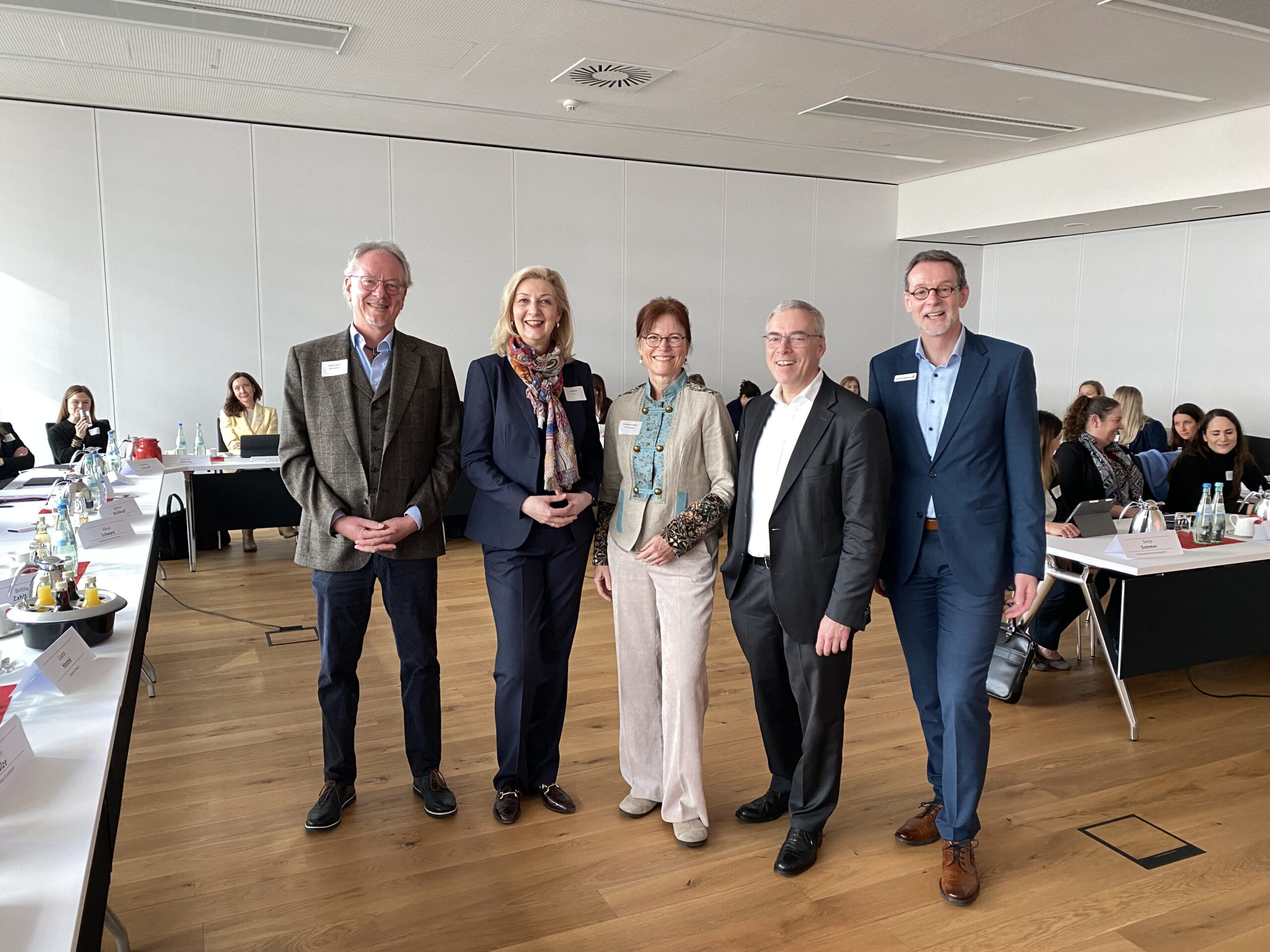 Die Referent:innen  beim Workshop Banksteuerung I v.l.n.r.: Markus Müllers (derivatewerkstatt), Ina Begale (RSGV), Christiane Müllers (derivatewerkstatt), Dr. Stefan Dahm (VV  der SSK Düsseldorf) und Thorsten Rethmann (RSGV)