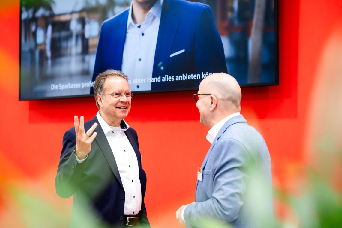 Christian Niestrath, RSGV, links, im Gespräch mit Dominikus Penners, Vorstandsvorsitzender der Sparkasse Neuss - Bild 2