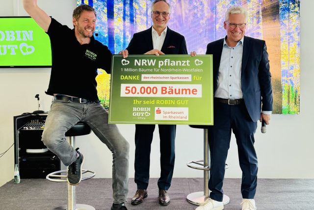 Symbolische Übergabe der Patenschaft für 50.000 Bäume durch Antonius Bergmann, VV der SSK Mönchengladbach (Mitte), und Notker Becker, RSGV (rechts), an Dieter Könnes, Gründer der ROBIN GUT Stiftung