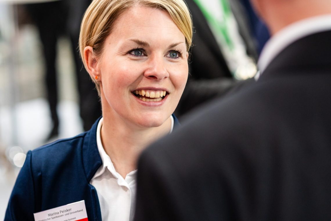 Marina Peisker, RSGV, im Austausch mit einem Standbesucher