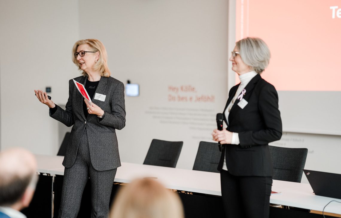 Ina Begale, links, und Margareta Rieck, die Verantwortlichen von #sieistsparkasse