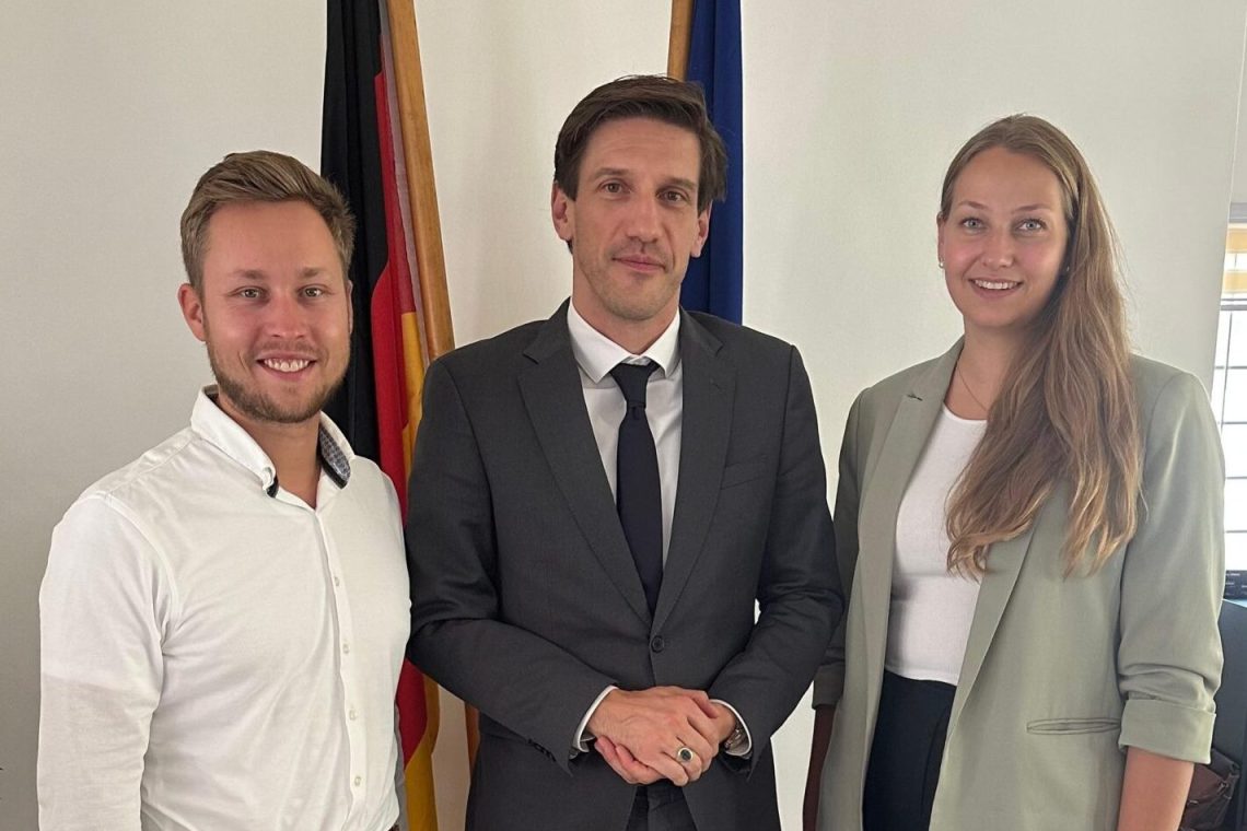 Luca Deja, links, und Lisa Steinmann zu Gast beim deutschen Botschafter in Ghana