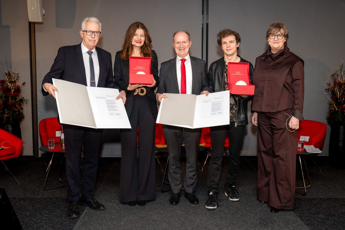 Mit Urkunden und dem besonderen Award der Kulturstiftung