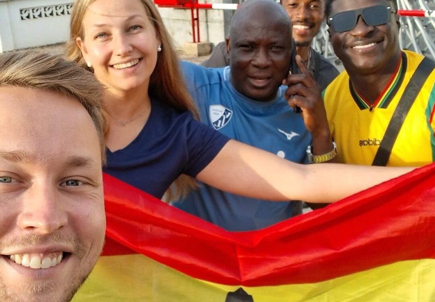 Luca Deja, links, Lisa Steinmann und drei Kollegen aus Ghana