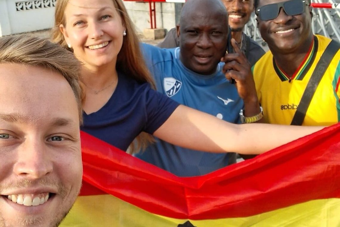 Luca Deja, links, Lisa Steinmann und drei Kollegen aus Ghana